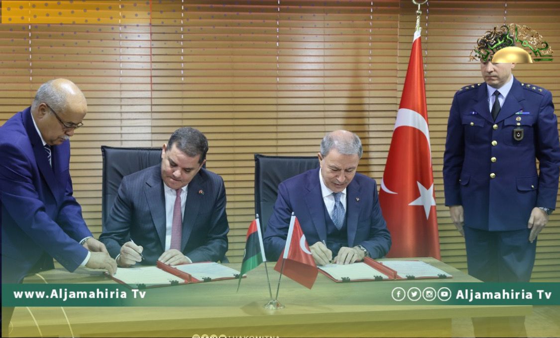 وقع رئيس حكومة الوحدة المؤقتة، عبدالحميد الدبيبة، اليوم الثلاثاء، مع وزير الدفاع التركي خلوصي آكار، اتفاقيتين عسكريتين للتعاون بين البلدين. وبحسب بيان صادر عن حكومة الوحدة المؤقتة، فإن الاتفاقية الأولى تنص على رفع كفاءة قدرات الطيران الحربي في ليبيا بالاستعانة بالخبرات التركية في هذا المجال، كما تضمنت الاتفاقية الثانية بروتوكولات تنفيذية للاتفاقية الأمنية الموقعة من قبل المجلس الرئاسي غير الشرعي السابق، عام 2019. وعقد الطرفان مباحثات بمقر وزارة الدفاع بإسطنبول، ضم من الجانب الليبي رئيس وزراء حكومة الوحدة المؤقتة بصفته وزير الدفاع، ورئيس أركان المنطقة الغربية محمد الحداد، ومن الجانب التركي وزير الدفاع، ورئيس الأركان العامة ، إلى جانب عدد من الضباط والمسؤولين لمناقشة أوجه التعاون بين البلدين، في مجالات مختلفة.