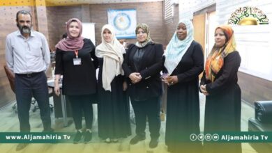 وفاء الكيلاني تطلع على عملية تسليم بطاقات إيفاء الخاصة بمنحة الزوجة والبنات بتاجوراء
