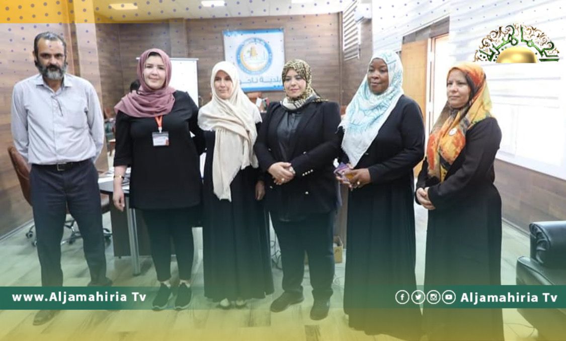 وفاء الكيلاني تطلع على عملية تسليم بطاقات إيفاء الخاصة بمنحة الزوجة والبنات بتاجوراء