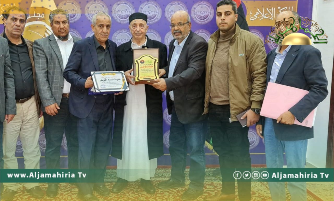 عقيلة صالح يناقش مع نقابة عمال الكهرباء ظروف عملهم ومشروع قانون النقابات