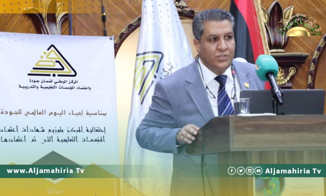 المقريف يمنح شهادات الاعتماد لـ 13 مُؤسسة تعليمية تابعة لوزارة التربية والتعليم