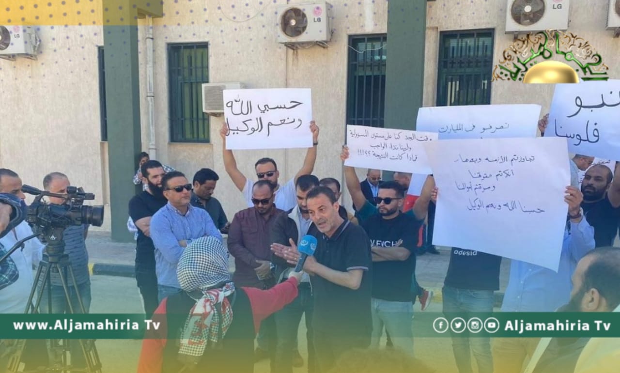 وقفة احتجاجية لأصحاب شركات الأدوية والمعدات الطبية أمام وزارة الصحة