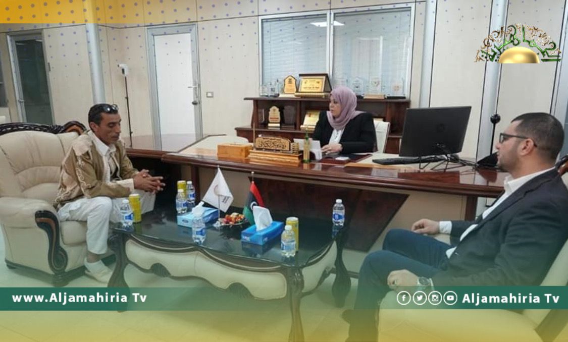 الكيلاني تتابع عملية تسليم بطاقات "إيفاء" بفرع الشؤون الاجتماعية في بني وليد