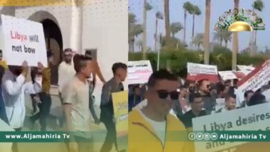 متظاهرون أمام السفارة اليونانية بطرابلس ينددون بسياسة اليونان ويقولون: تذكرنا بالمستعمر