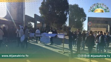 بالصور.. طلاب جامعة الفاتح يغلقون أبوابها احتجاجًا على توقف الدراسة