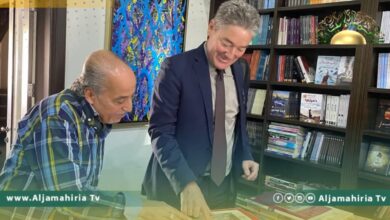 السفير الألماني يثني على كتاب الكاريكاتير الليبي محمد الزواوي