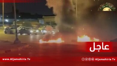 عاجل / اشتعال النيران في الإشارة الضوئية الشعبية ببلدية جنزور.. والأهالي يغلقون مداخل ومخارج البلدية رفضًا لقرار الدبيبة بفصل منطقة السراج إداريًا وتسميتها بلدية مستقلة