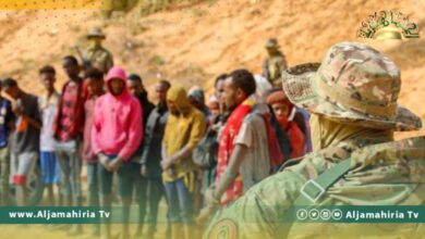 اللواء 444: ضبط ثلاث سيارات محملة بمجموعات من جنسيات إفريقية داخل الحدود الليبية