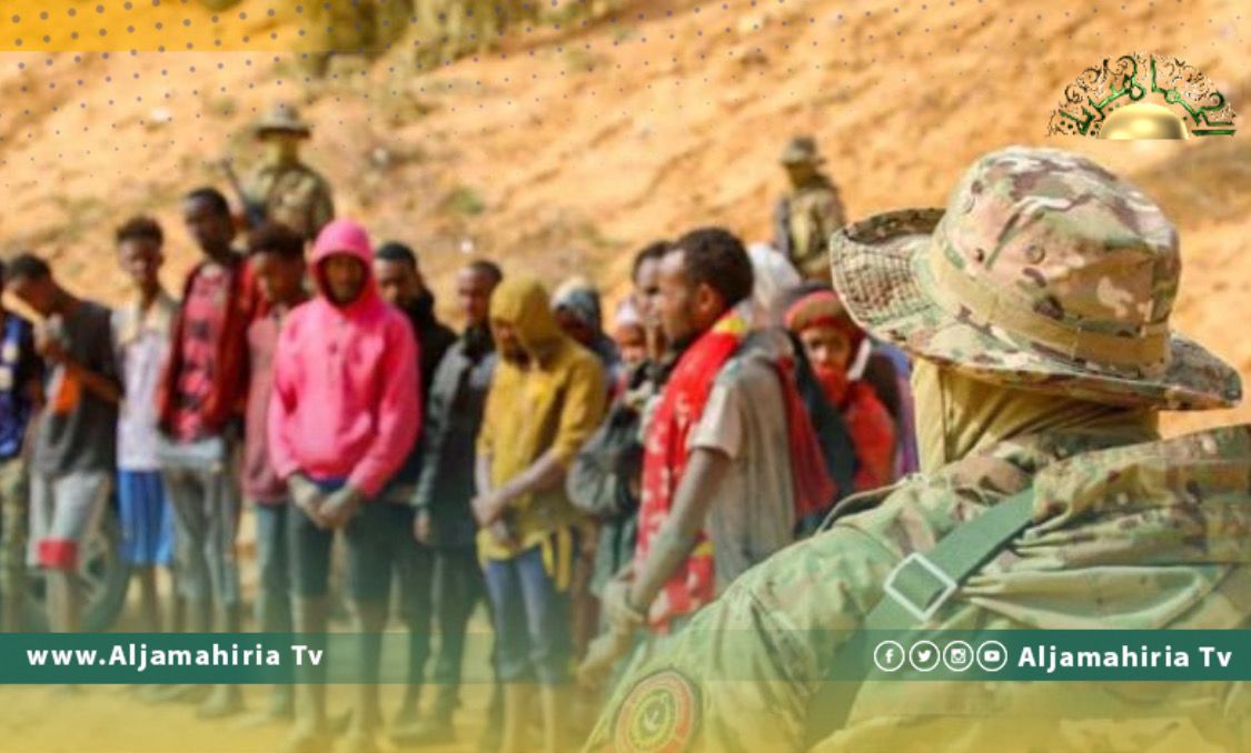 اللواء 444: ضبط ثلاث سيارات محملة بمجموعات من جنسيات إفريقية داخل الحدود الليبية