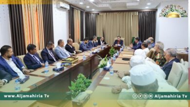 الدبيبة يناقش مع أعيان زوارة المشاكل والصعوبات التي تواجه البلدية وسبل حلحلتها