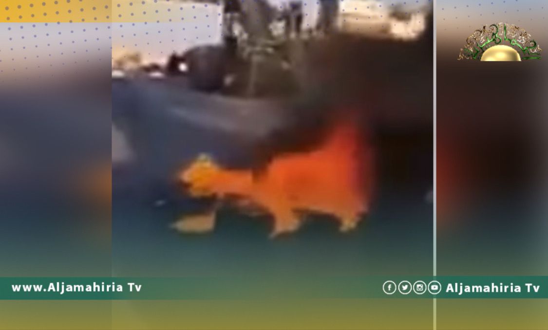سيدة تقوم بإغلاق الطريق في غريان لهذا السبب!!