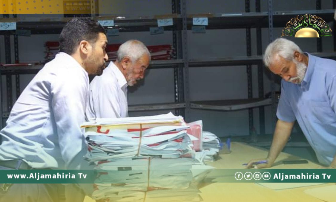 مركز الامتحانات يباشر توزيع استمارات النجاح لطلبة إتمام مرحلة التعليم الثانوي