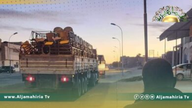 منظمة أمريكية تتصدق على مرزق بكراسي مدرسية