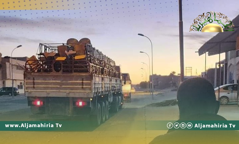 منظمة أمريكية تتصدق على مرزق بكراسي مدرسية