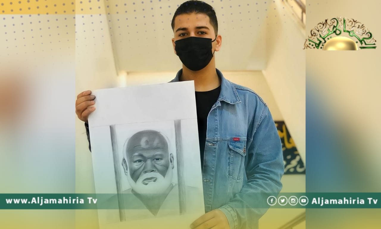 شاب ليبي يتضامن مع الأسير الليبي المختطف أبوعجيلة مسعود برسم صورته