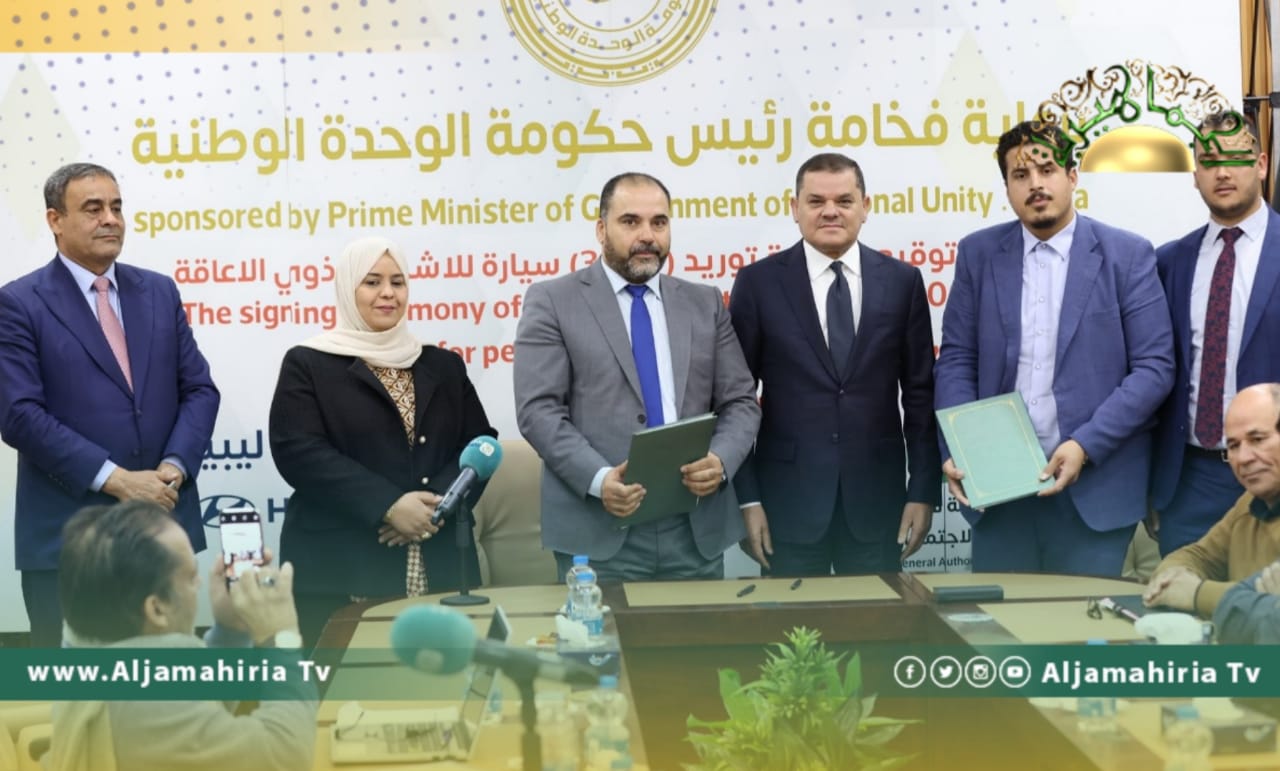 رئيس حكومة الوحدة المؤقتة يشرف على توريد سيارات لذوي الاحتياجات الخاصة