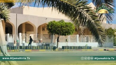 رواد التواصل يتداولون صورة لباعة الوقود والنافتة يحتلون المدخل الجنوبي لمكتب الثقافة في صرمان