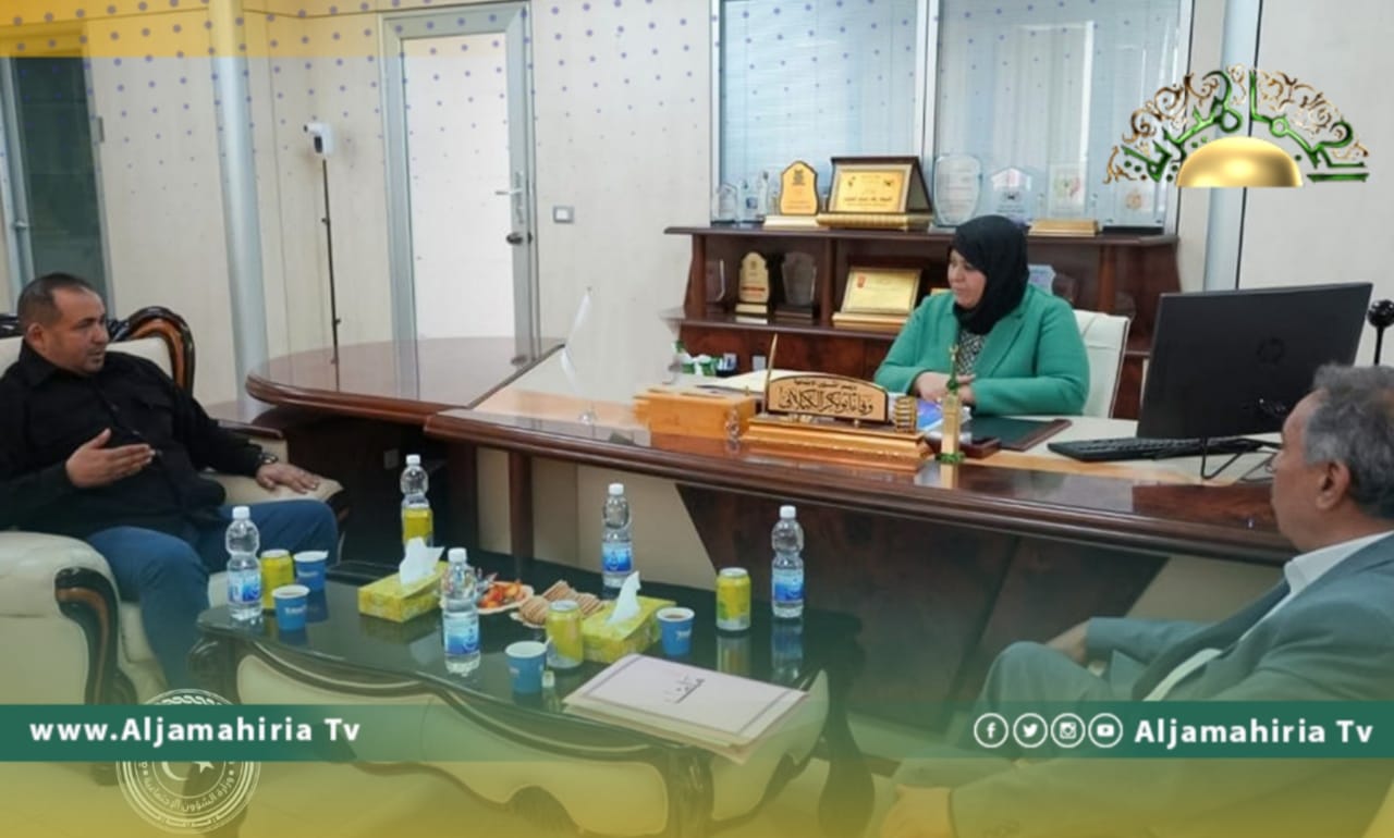 وفاء الكيلاني تناقش عمل فرع بلدية المعمورة واستمرار توزيع بطاقات إيفاء