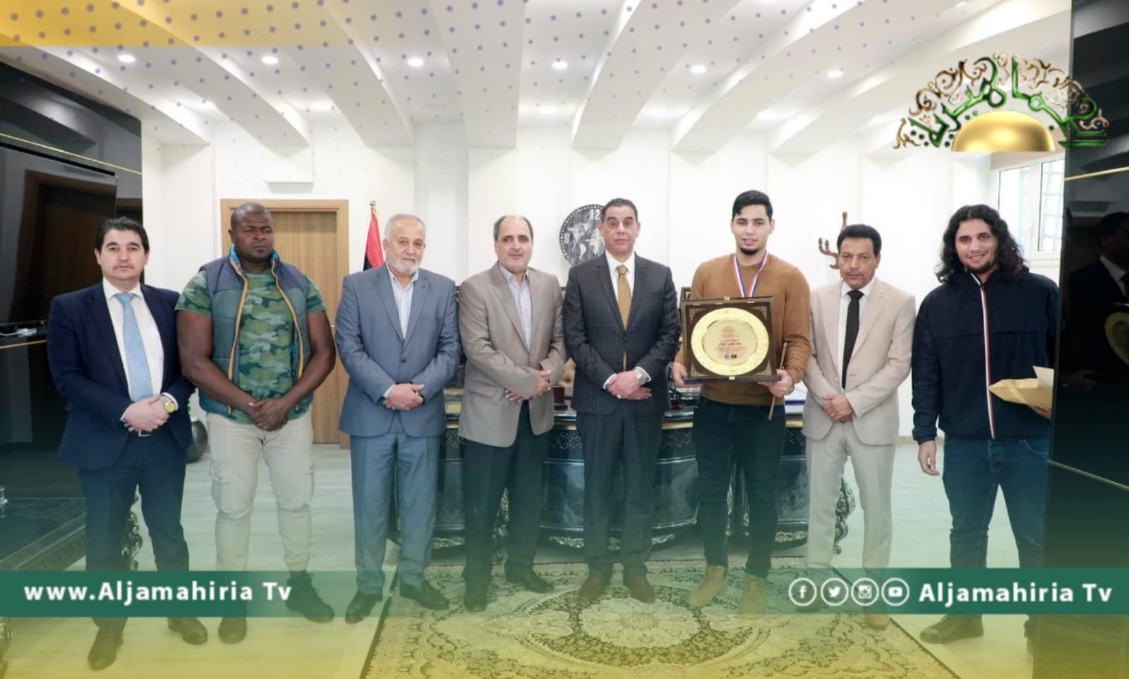 نائب رئيس الحكومة المرتقبة يكرم الملاكم الدولي سعد فتحي الفلاح