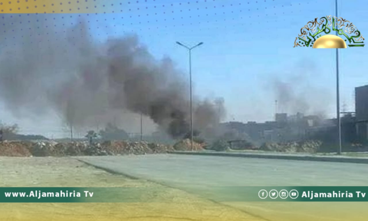 الزاوية: إغلاق الطريق الساحلي وإضرام النيران احتجاجًا على تصفية عائلة كاملة