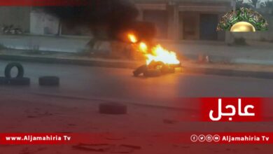 عاجل| استمرار إغلاق الطريق الساحلي الزاوية وإشعال النيران بإطارات السيارات