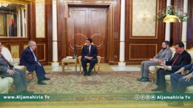 المنفي مع وزير الخارجية الجزائري