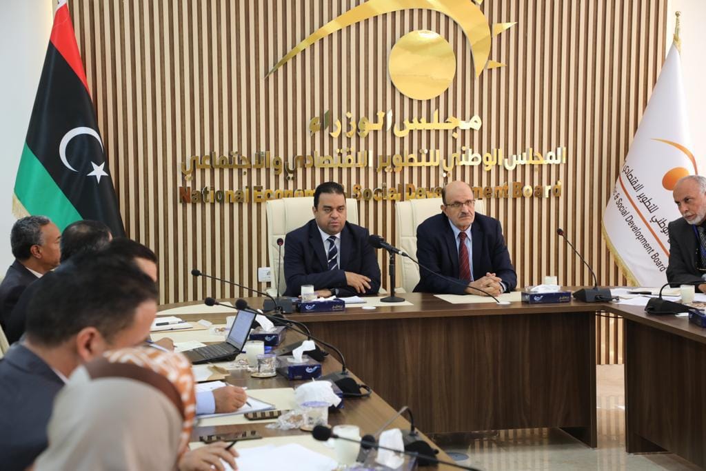 وزير العمل والتأهيل يناقش كيفية وضع مراحل مبادرة تنظيم الجهاز الوظيفي وآليات تنفيذها