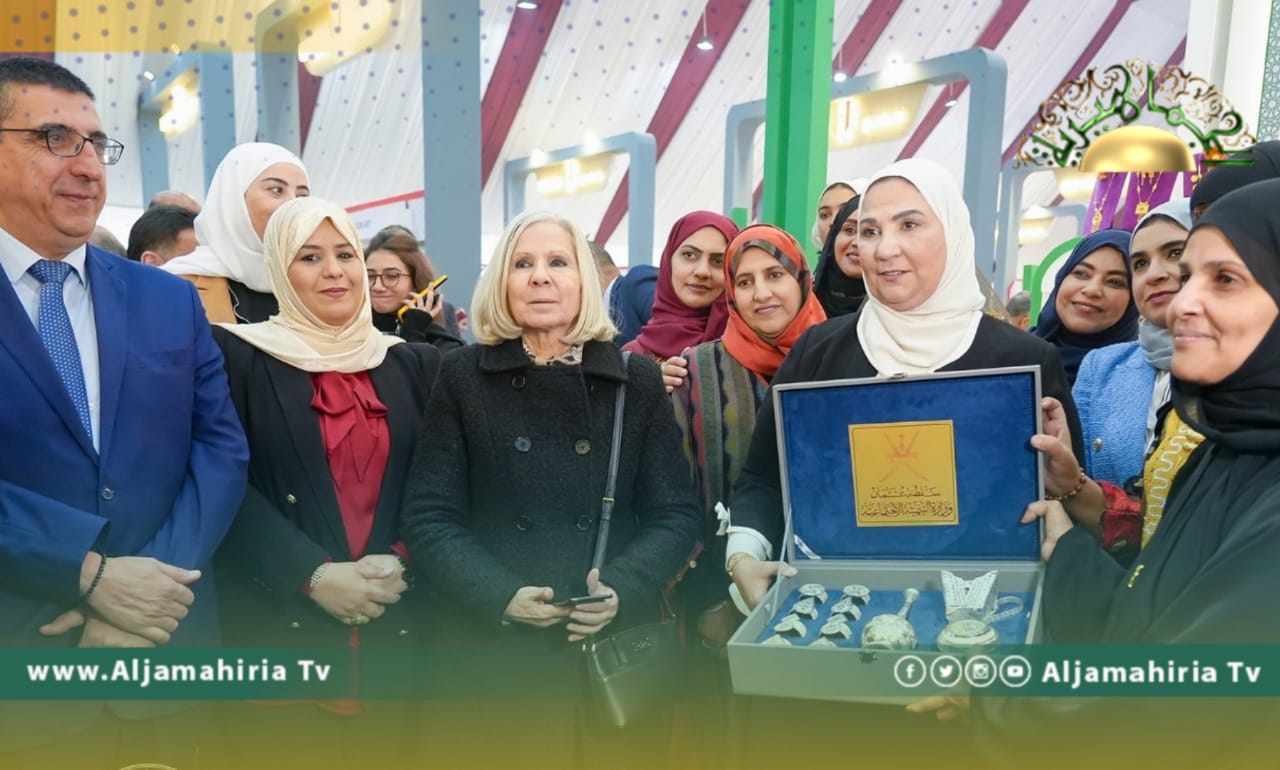 وفاء الكيلاني تجري جولة في أجنحة معرض "بيت العرب" للأسر المنتجة بالقاهرة