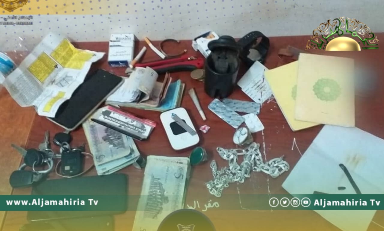 بنغازي: ضبط 3 أشخاص يتعاطون المخدرات داخل سيارتين