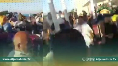 جانب من انتظار طائرة الخطوط الجوية الليبية