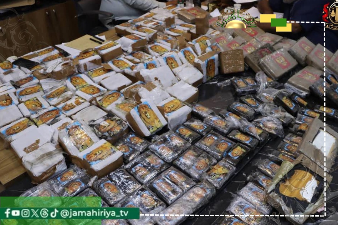 حبس فردين من تشكيل عصابي بحوزته شحنة مخدرات ضخمة بين طبرق وطرابلس