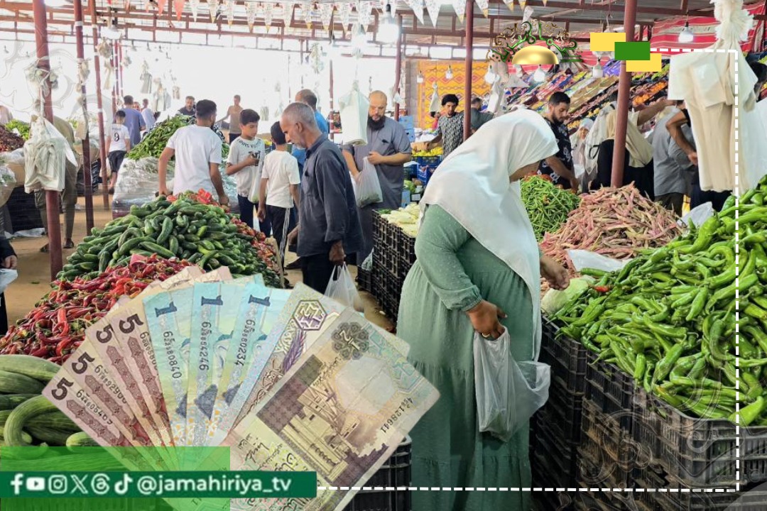 خبير اقتصادي: خفض قيمة الدينار يفاقم التضخم ويضغط على معيشة المواطنين