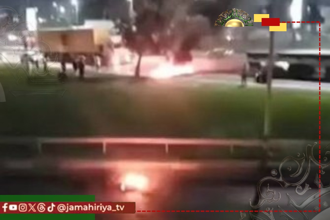 عاجل| وسط تصاعد الغضب.. إغلاق أحد الطرق الرئيسية بطرابلس احتجاجا على اعتقال رغد المجبري