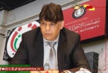 عاجل | ضبط 3090 رقما وطنيا مزورا في نطاق محكمة استئناف سبها أعلنت النيابة العامة اتخاذ إجراءات لرد تبعات تزوير 3090 رقما وطنيا في مكتب السجل المدني مجدول، بعد أن كشفت التحقيقات عن تزوير القيودات بما مكن أشخاصا من استعمال وثائق مستندة إلى هذه المستخرجات المزورة في استحصال حقوق المواطنة. وأوضحت النيابة أن إطار التحقيق في نطاق محكمة استئناف سبها وجه بإنفاذ تدبير وقف الأرقام الوطنية المزورة، وتتبع المنافع المتحصلة منها، إلى جانب استجواب أحد المتهمين المقبوض عليهم. وقررت النيابة العامة حبس المتهم احتياطيا على ذمة التحقيق، كما أمرت بضبط المتهمين الغائبين عن الإجراءات، واستكمال التدابير القانونية اللازمة لكشف ملابسات واقعة التزوير وامتداداتها.