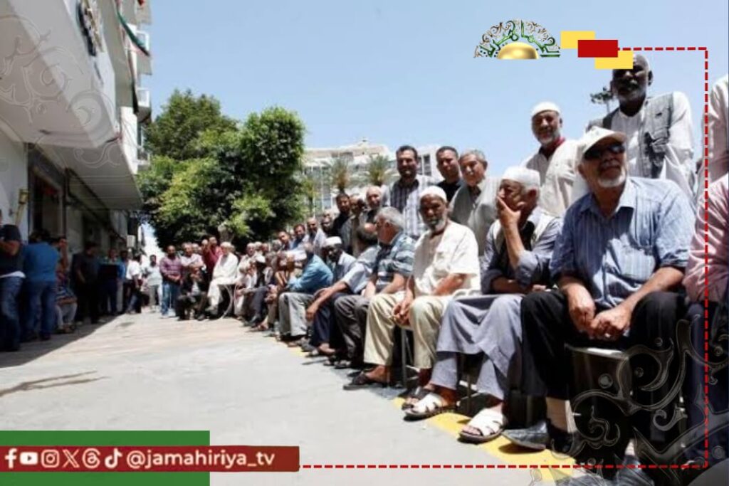 عاجل | الحويج: 30% من الليبيين تحت خط الفقر وفق المعايير الدوليةقال وزير الاقتصاد محمد الحويج إن نحو 30% من الليبيين يصنفون ضمن فئة الفقر بحسب المعايير الدولية، محذرًا من تداعيات السياسات الاقتصادية الحالية على الأوضاع المعيشية للمواطنين. وأكد الحويج، في تصريحات تلفزيونية، أن ليبيا تواجه استنزافًا خطيرًا في احتياطياتها من النقد الأجنبي نتيجة الخلل القائم في آليات التصرف بالعملة الصعبة، مشددًا على أن هذا الوضع يهدد الاستقرار الاقتصادي والقدرة الشرائية للمواطن. وأوضح أن وزارة الاقتصاد ليست الجهة المسؤولة حاليًا عن إدارة ملف الاعتمادات، وأن تدخلها في هذا الملف يتم “بالقوة” وليس وفق صلاحيات واضحة، مؤكدًا أن الموازنة الاستيرادية تندرج أصلًا ضمن اختصاص الوزارة. وطالب وزير الاقتصاد المصرف المركزي بالالتزام الصارم بالسياسة النقدية، والابتعاد عن التدخل في السياسة التجارية، معتبرًا أن تداخل الصلاحيات فاقم من حدة الأزمة الاقتصادية. وأشار الحويج إلى تقديره لكفاءة محافظ المصرف المركزي ناجي عيسى، لكنه شدد في الوقت نفسه على ضرورة مراجعة وتعديل السياسات النقدية المعمول بها حاليًا. واقترح أن يقتصر فرض الضريبة على الدولار على السلع الكمالية فقط، بدل تطبيقها بشكل عام على جميع السلع والمعاملات، لما لذلك من أثر مباشر على أسعار السلع الأساسية ومعيشة المواطنين. وختم بالتأكيد على أن وزارة الاقتصاد ستتحمل مسؤولياتها كاملة في ملف الموازنة والاستيراد اعتبارًا من العام الجاري، في إطار تصحيح المسار الاقتصادي وحماية القدرة الشرائية لليبيين.