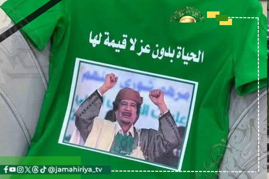 قبيل ذكرى الفاتح .. قمصان القائد معمر القذافي وعباراته تكتسح بني وليد وتكشف حنين الليبيين لزمن الجماهيرية 