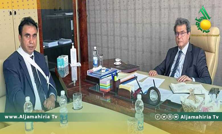 وزير النفط يلتقي قنصل السفارة الليبية