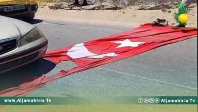 العلم التركي تحت أقدام المارة