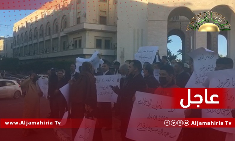 عاجل| احتجاجات طرابلس ترفض تمديد الفترة الانتقالية وتطالب ببرلمان ورئيس جديدين