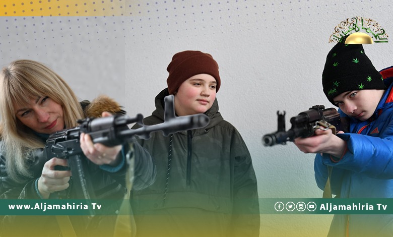 أوكرانيا تجند الأطفال والنساء للزج بهم في آتون الحرب مع روسيا