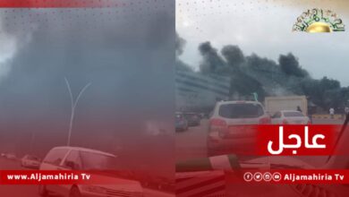 اندلاع النيران وتصاعد ألسنة اللهب في طريق الشط بالعاصمة طرابلس