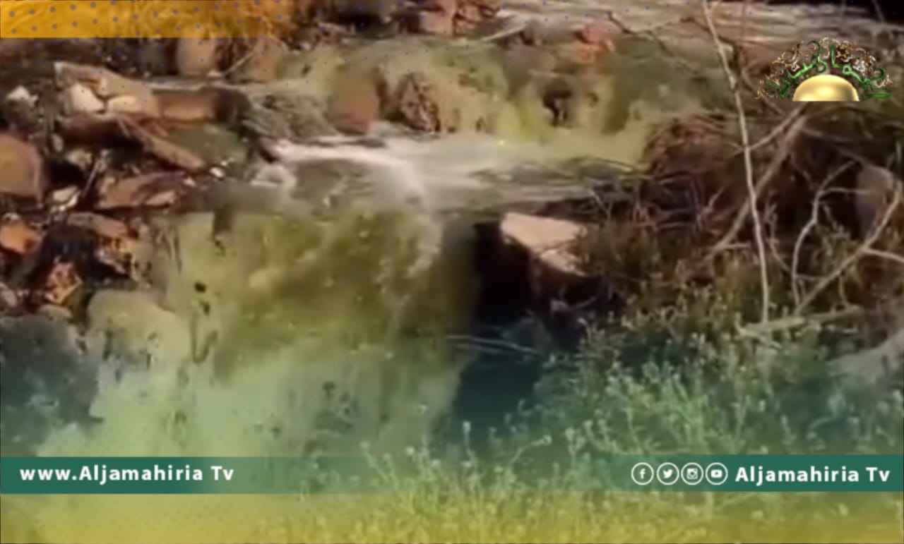 تلوث مياه أحد الشواطئ في مصراتة بمياه الصرف الصحي