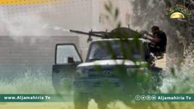 شهود عيان: اشتباكات بالأسلحة الثقيلة بين المجموعات المسلحة في قصر بن غشير للسيطرة على مطار طرابلس