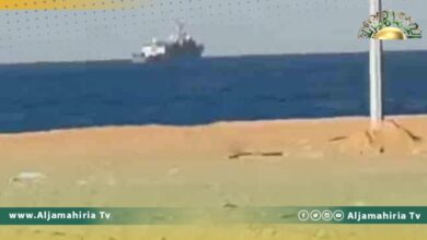 شهود عيان: فرقاطة حربية ترفع العلم التركي دخلت القاعدة البحرية في الخمس