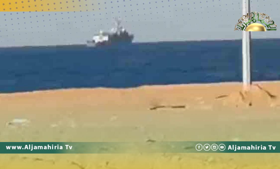 شهود عيان: فرقاطة حربية ترفع العلم التركي دخلت القاعدة البحرية في الخمس