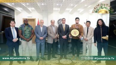 نائب رئيس الحكومة المرتقبة يكرم الملاكم الدولي سعد فتحي الفلاح