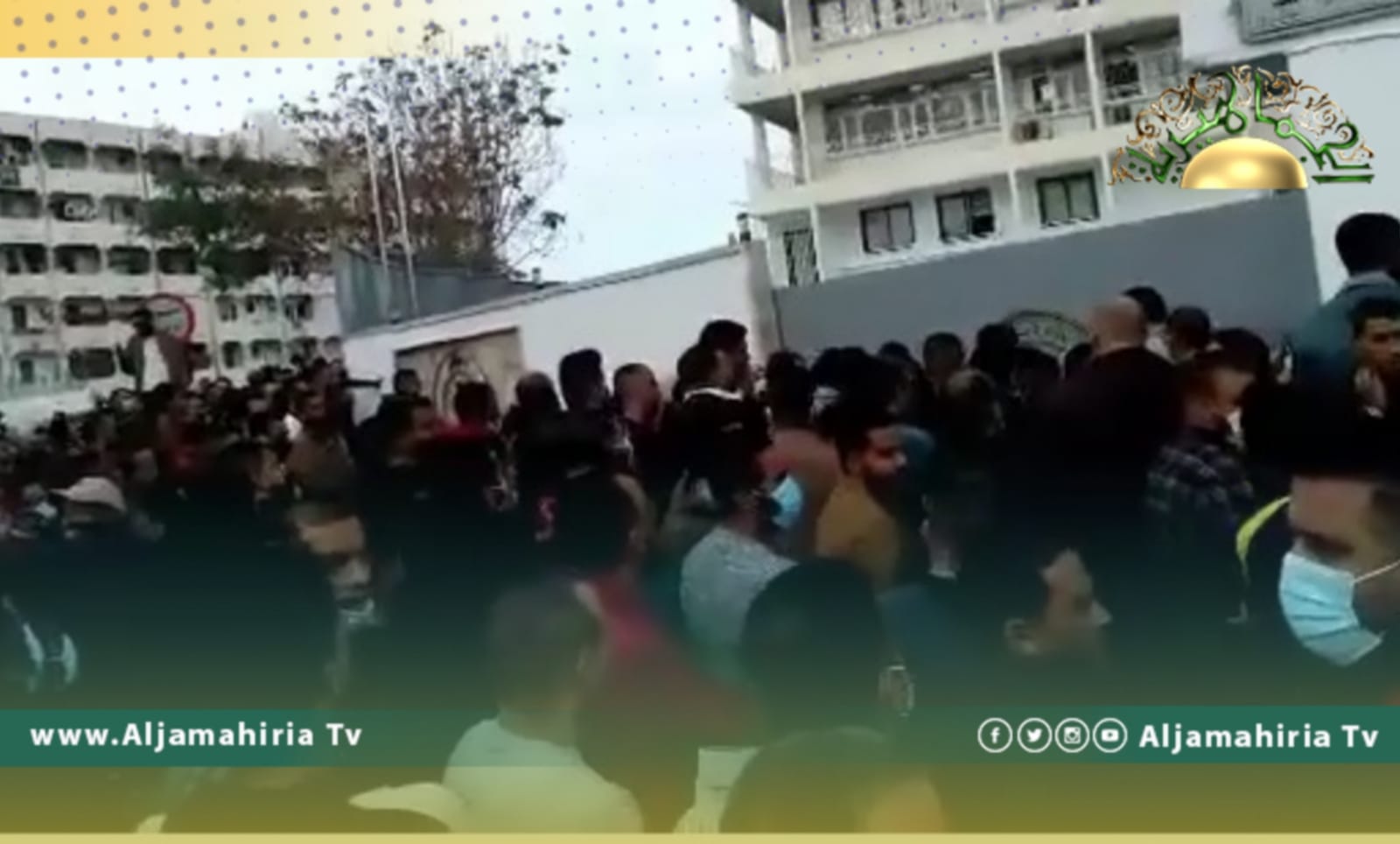 موظفو وزارة البيئة يتظاهرون أمام رئاسة الوزراء للمطالبة بمرتباتهم
