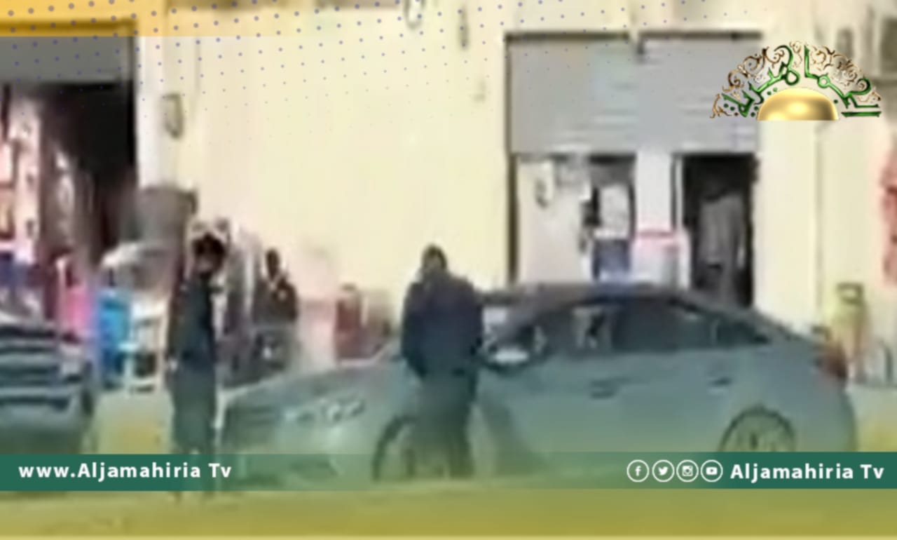 بالفيديو| سيدة ترفض الوقوف لرجال الأمن فيطلقون الرصاص على السيارة