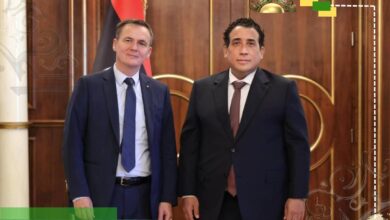 اندبندنت: باريس تبحث عن موطئ قدم في ليبيا بعد انكسارها في الساحل الأفريقي