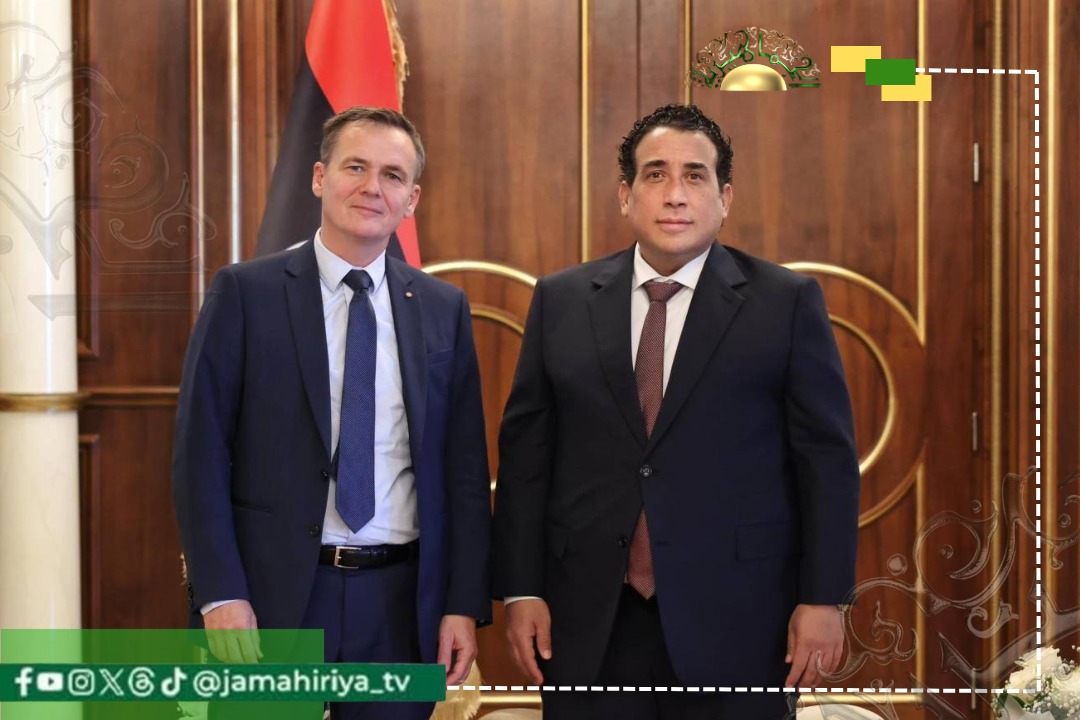 اندبندنت: باريس تبحث عن موطئ قدم في ليبيا بعد انكسارها في الساحل الأفريقي